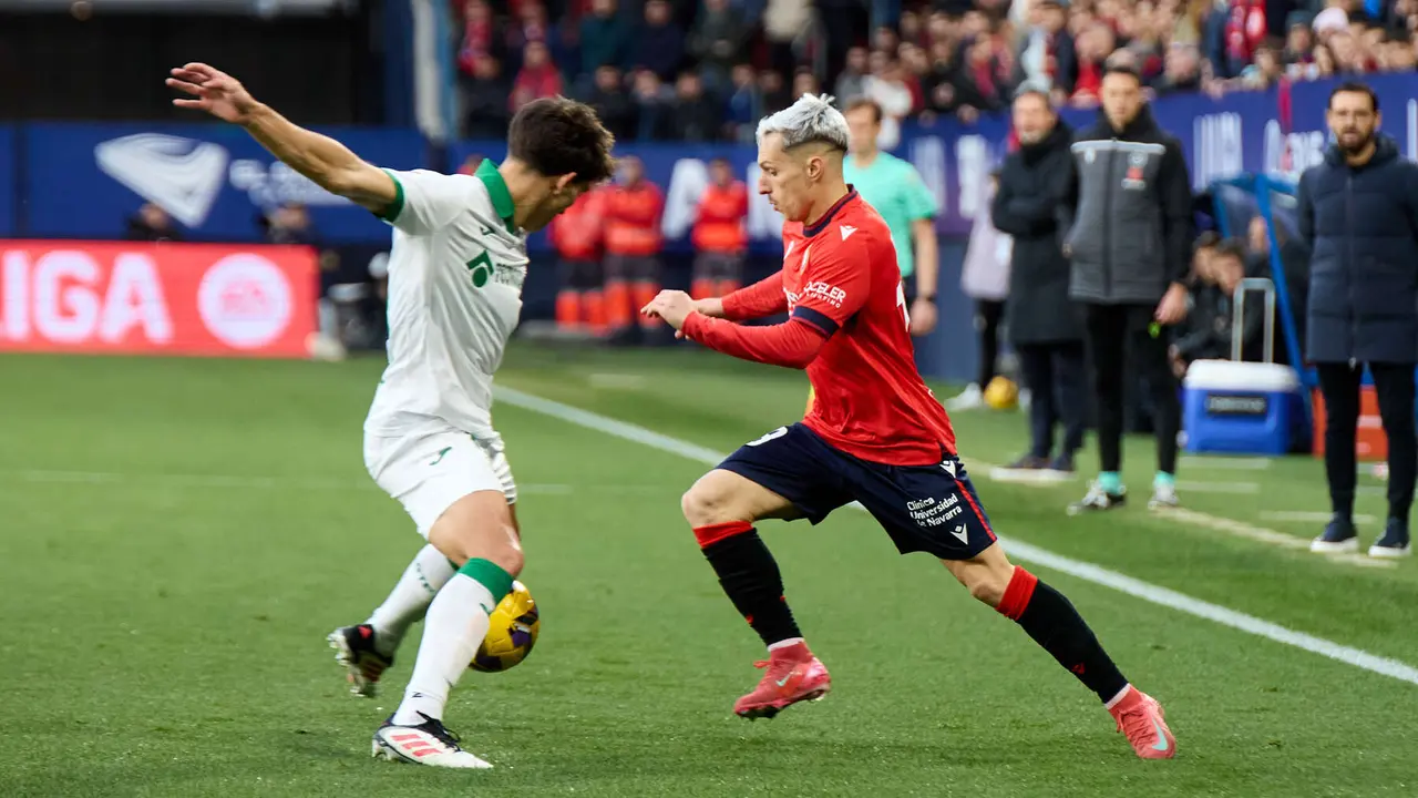 Ramon Terrats (11. Getafe CF) y Bryan Zaragoza (19. CA Osasuna) durante el partido de La Liga EA Sports entre CA Osasuna y Getafe CF disputado en el estadio de El Sadar en Pamplona. IÑIGO ALZUGARAY