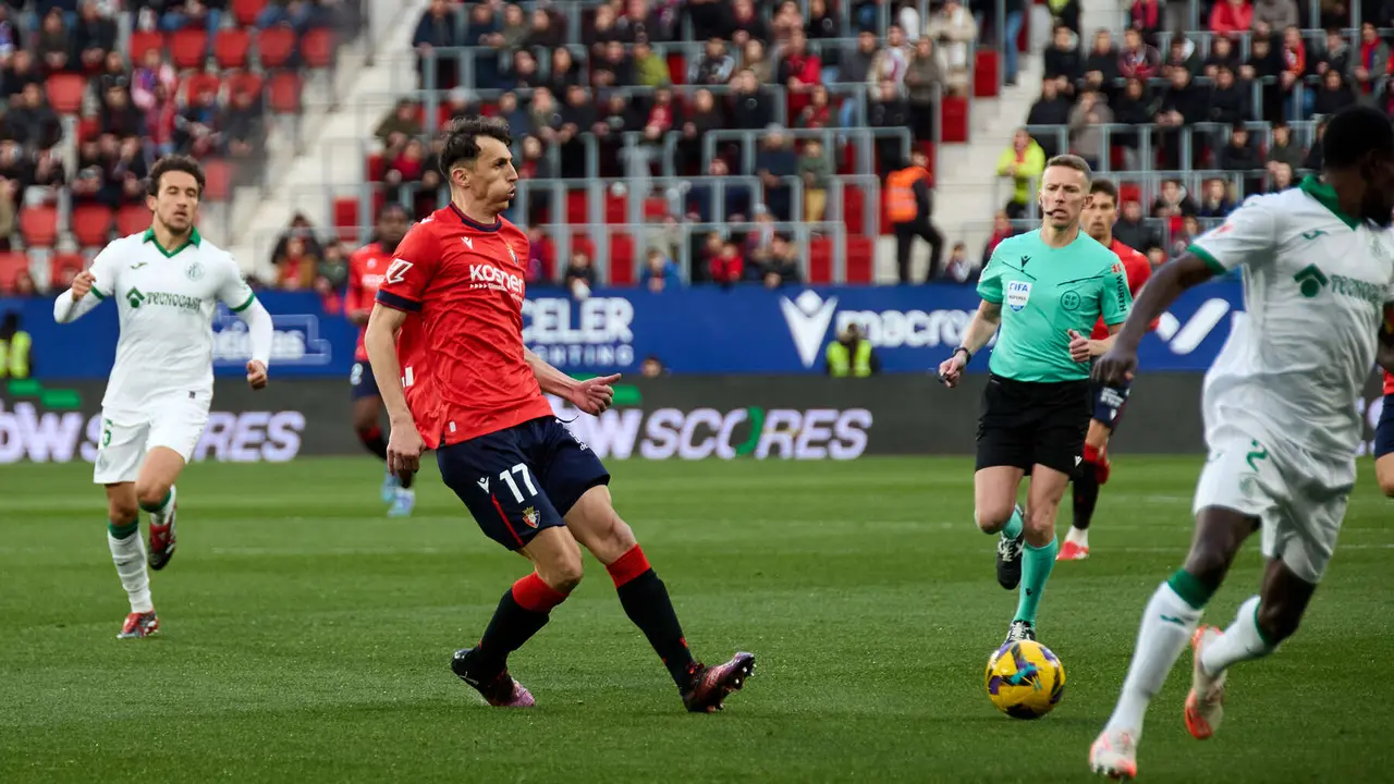 Ante Budimir (17. CA Osasuna) durante el partido de La Liga EA Sports entre CA Osasuna y Getafe CF disputado en el estadio de El Sadar en Pamplona. IÑIGO ALZUGARAY