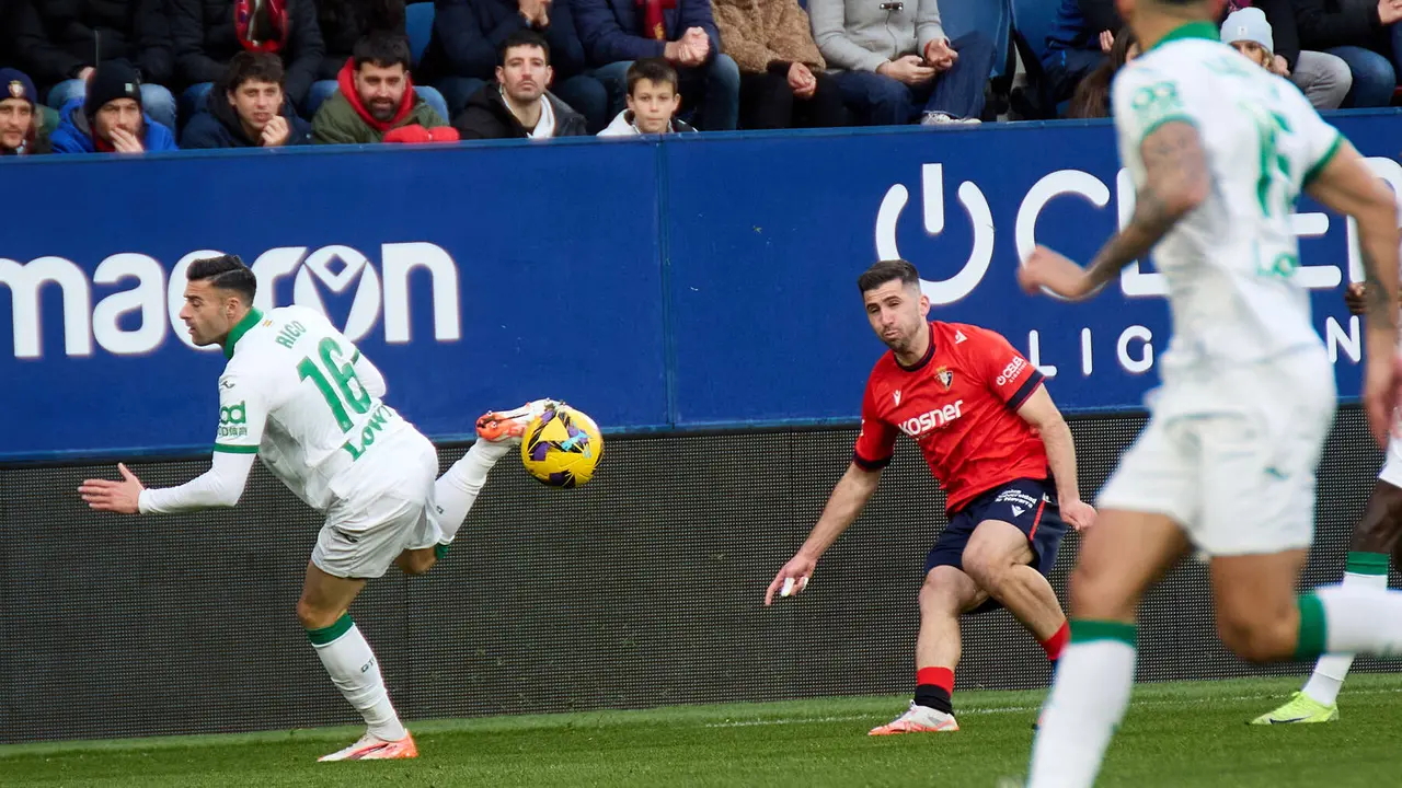 Diego Rico (16. Getafe CF) y Jesús Areso (12. CA Osasuna) durante el partido de La Liga EA Sports entre CA Osasuna y Getafe CF disputado en el estadio de El Sadar en Pamplona. IÑIGO ALZUGARAY