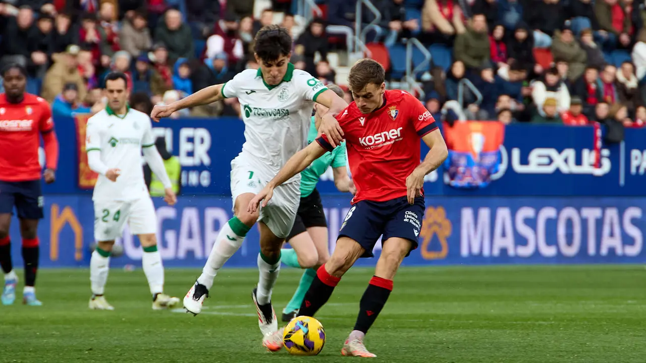Ramon Terrats (11. Getafe CF) y Pablo Ibáñez (8. CA Osasuna) durante el partido de La Liga EA Sports entre CA Osasuna y Getafe CF disputado en el estadio de El Sadar en Pamplona. IÑIGO ALZUGARAY