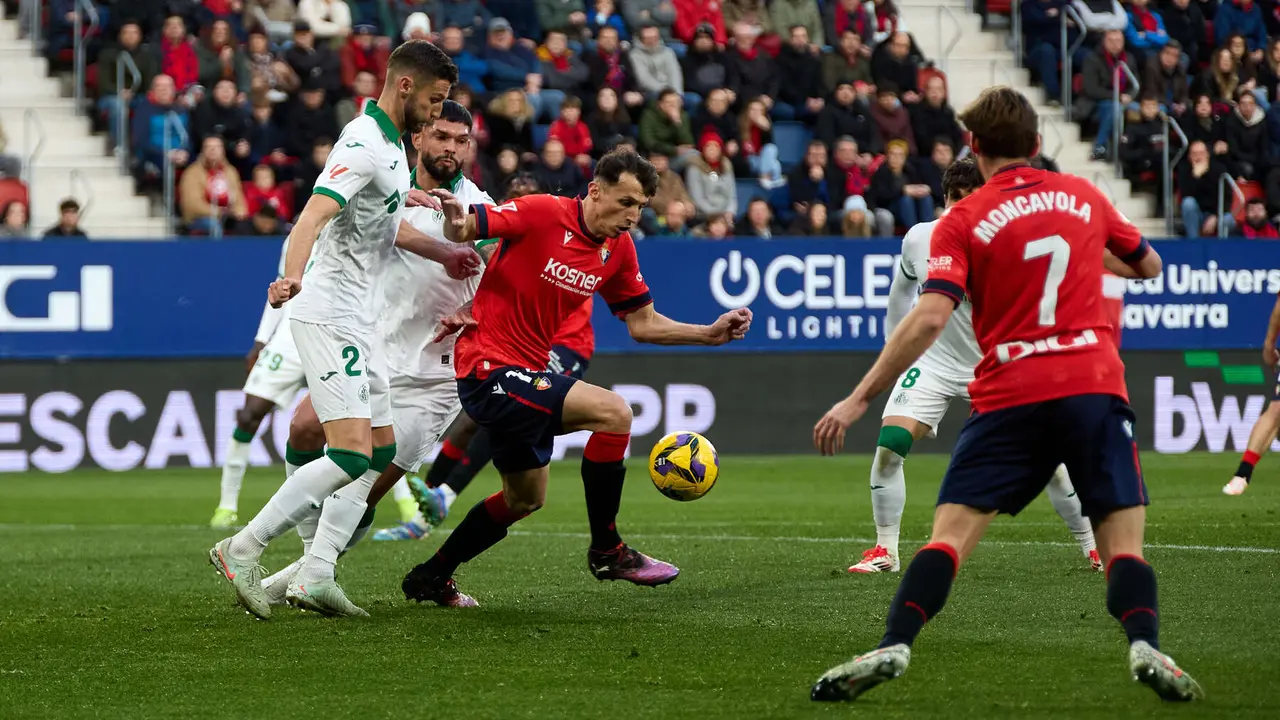 Domingos Duarte (22. Getafe CF) y Ante Budimir (17. CA Osasuna) durante el partido de La Liga EA Sports entre CA Osasuna y Getafe CF disputado en el estadio de El Sadar en Pamplona. IÑIGO ALZUGARAY