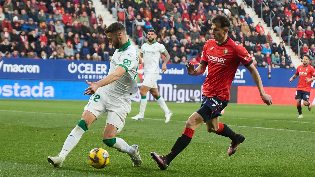 Domingos Duarte (22. Getafe CF) y Ante Budimir (17. CA Osasuna) durante el partido de La Liga EA Sports entre CA Osasuna y Getafe CF disputado en el estadio de El Sadar en Pamplona. IÑIGO ALZUGARAY
