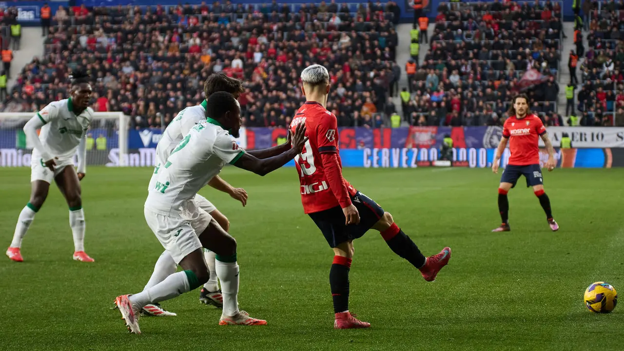 Djené Dakonam (2. Getafe CF), Ramon Terrats (11. Getafe CF) y Bryan Zaragoza (19. CA Osasuna) durante el partido de La Liga EA Sports entre CA Osasuna y Getafe CF disputado en el estadio de El Sadar en Pamplona. IÑIGO ALZUGARAY