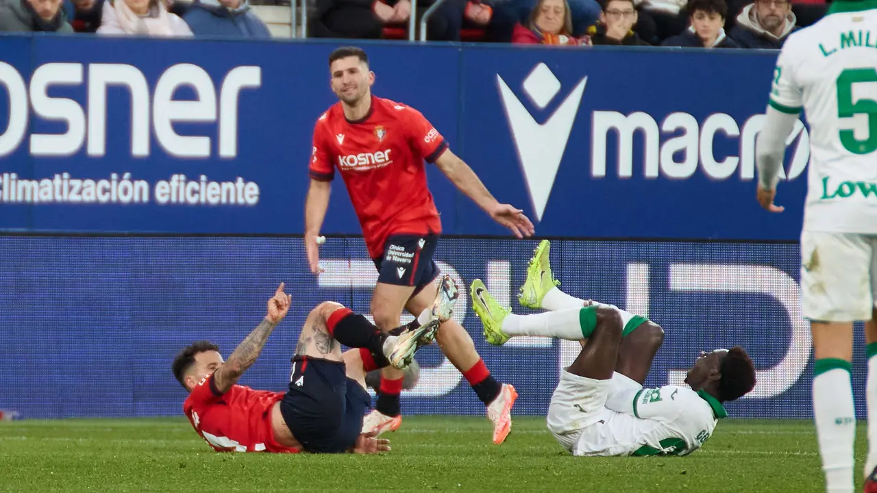 Rubén García (14. CA Osasuna), Jesús Areso (12. CA Osasuna) y Coba da Costa (29. Getafe CF) durante el partido de La Liga EA Sports entre CA Osasuna y Getafe CF disputado en el estadio de El Sadar en Pamplona. IÑIGO ALZUGARAY