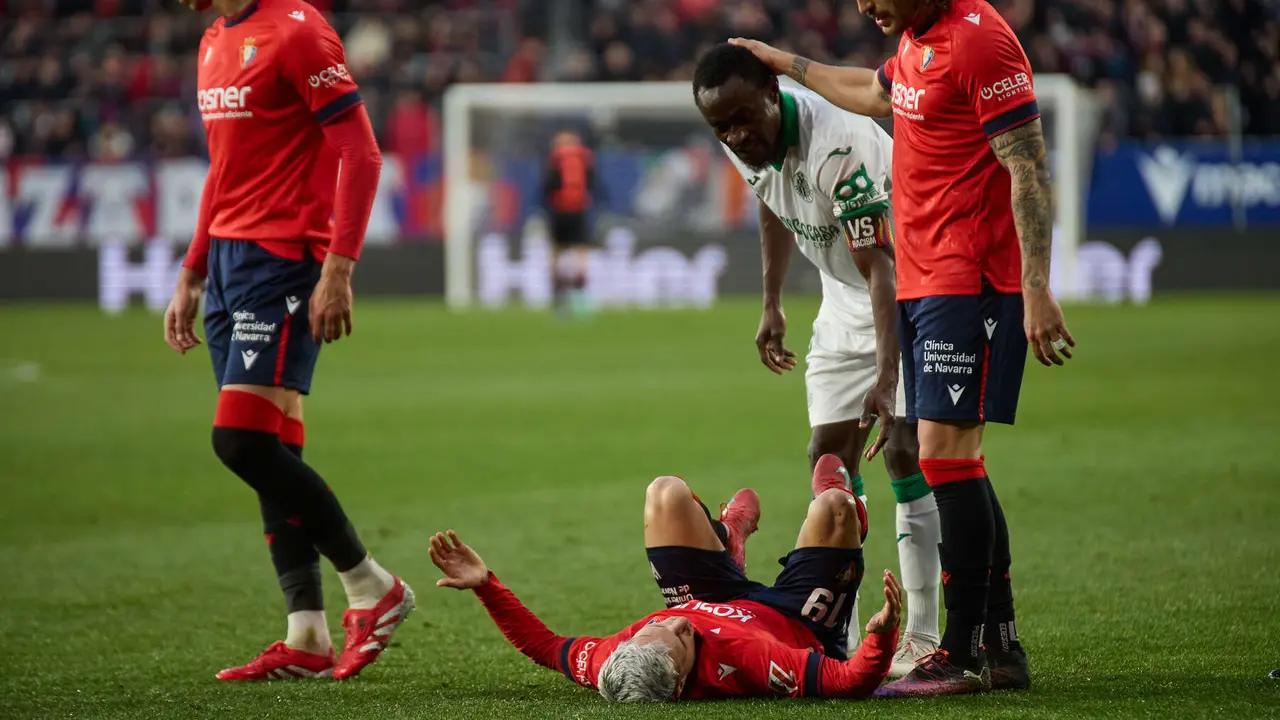 Bryan Zaragoza (19. CA Osasuna), Djené Dakonam (2. Getafe CF) y Juan Cruz (3. CA Osasuna) durante el partido de La Liga EA Sports entre CA Osasuna y Getafe CF disputado en el estadio de El Sadar en Pamplona. IÑIGO ALZUGARAY