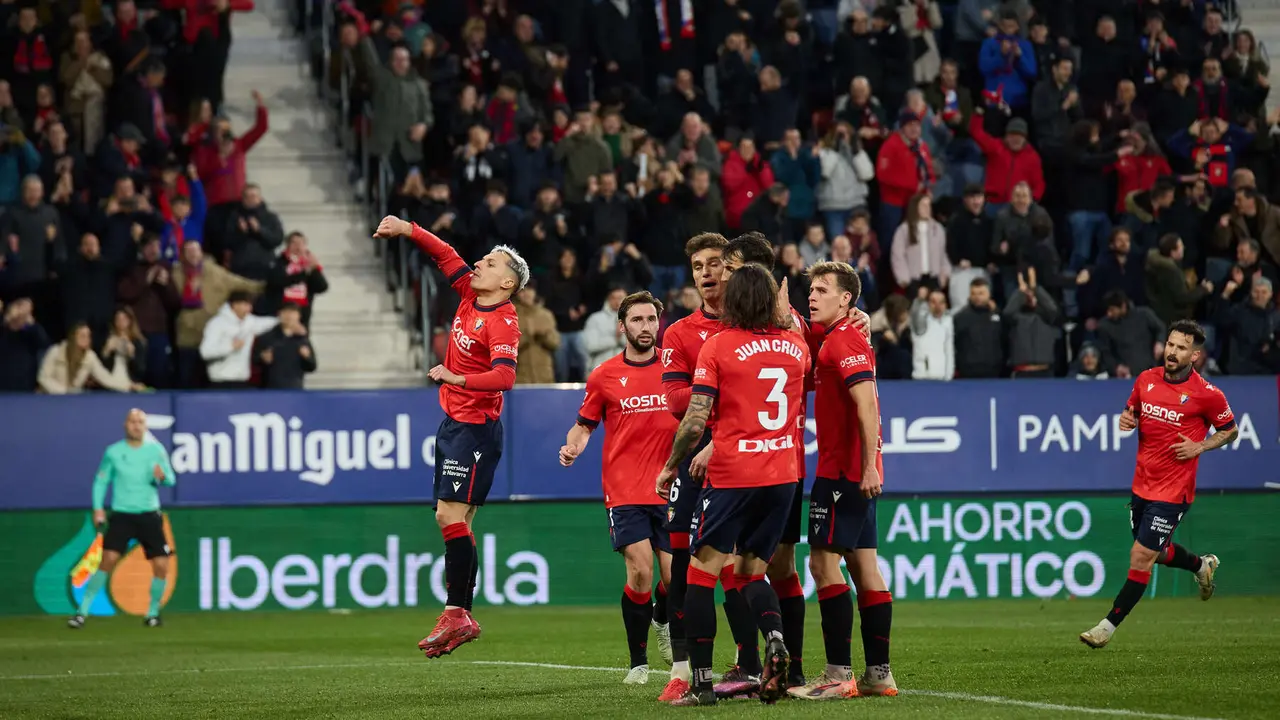 Los jugadores de Osasuna celebran el gol de Ante Budimir (1-0) durante el partido de La Liga EA Sports entre CA Osasuna y Getafe CF disputado en el estadio de El Sadar en Pamplona. IÑIGO ALZUGARAY