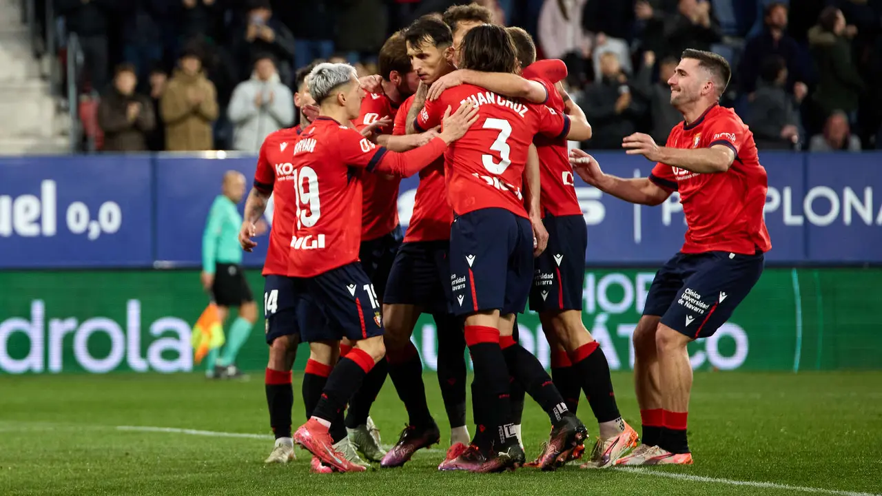 Los jugadores de Osasuna celebran el gol de Ante Budimir (1-0) durante el partido de La Liga EA Sports entre CA Osasuna y Getafe CF disputado en el estadio de El Sadar en Pamplona. IÑIGO ALZUGARAY