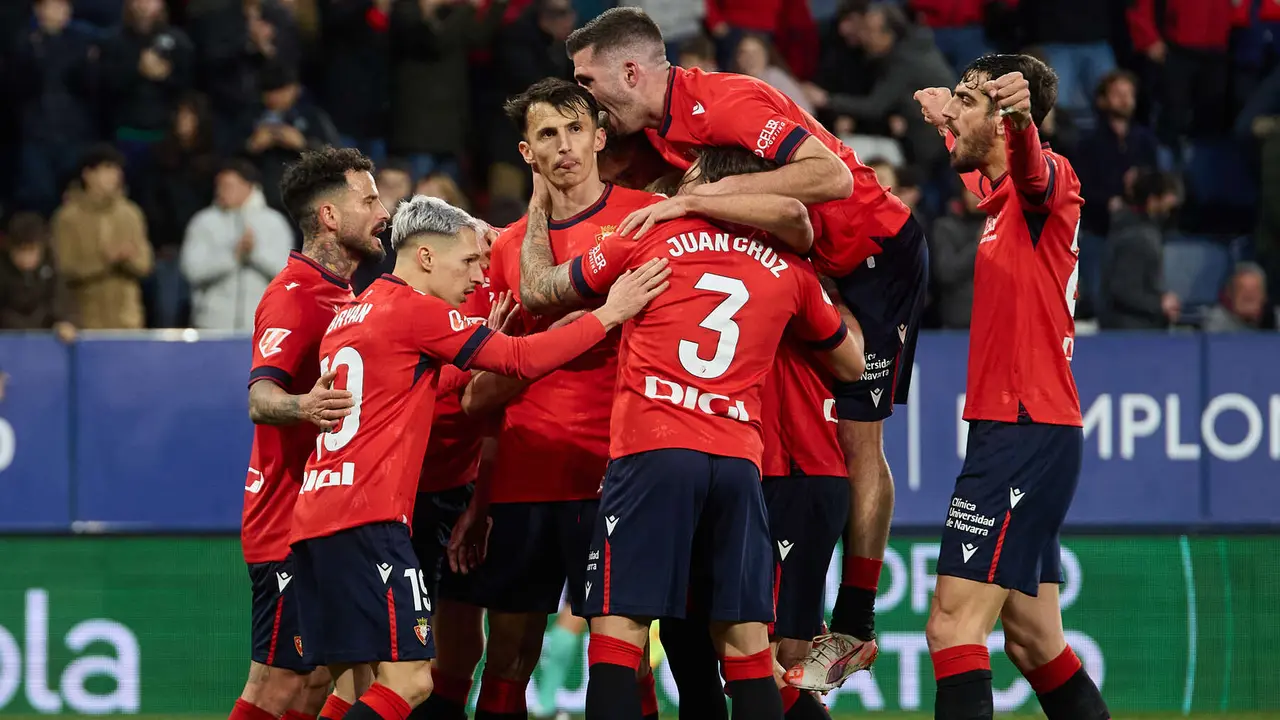 Los jugadores de Osasuna celebran el gol de Ante Budimir (1-0) durante el partido de La Liga EA Sports entre CA Osasuna y Getafe CF disputado en el estadio de El Sadar en Pamplona. IÑIGO ALZUGARAY
