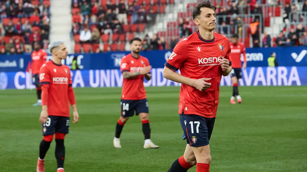 Ante Budimir (17. CA Osasuna) durante el partido de La Liga EA Sports entre CA Osasuna y Getafe CF disputado en el estadio de El Sadar en Pamplona. IÑIGO ALZUGARAY