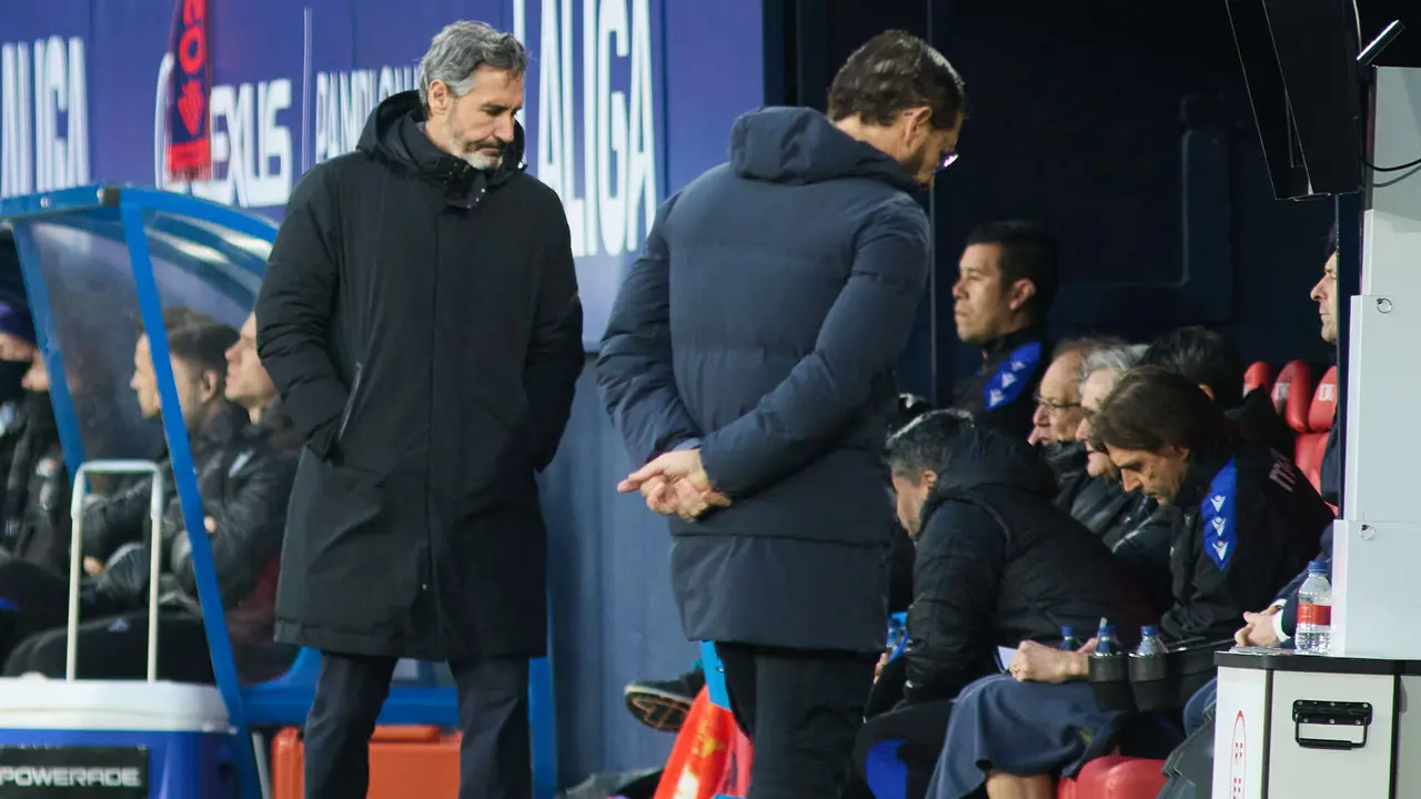 Vicente Moreno (entrenador CA Osasuna) y José Bodalás (entrenador Getafe CF) durante el partido de La Liga EA Sports entre CA Osasuna y Getafe CF disputado en el estadio de El Sadar en Pamplona. IÑIGO ALZUGARAY