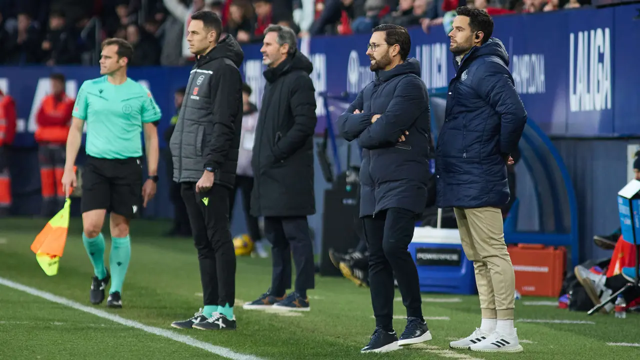 José Bodalás (entrenador Getafe CF) durante el partido de La Liga EA Sports entre CA Osasuna y Getafe CF disputado en el estadio de El Sadar en Pamplona. IÑIGO ALZUGARAY
