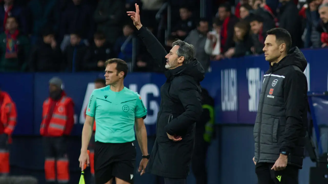 Vicente Moreno (entrenador CA Osasuna) durante el partido de La Liga EA Sports entre CA Osasuna y Getafe CF disputado en el estadio de El Sadar en Pamplona. IÑIGO ALZUGARAY