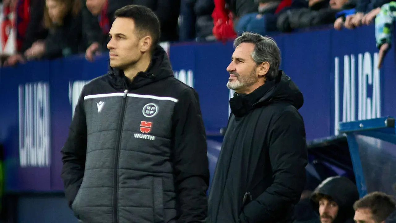 Vicente Moreno (entrenador CA Osasuna) durante el partido de La Liga EA Sports entre CA Osasuna y Getafe CF disputado en el estadio de El Sadar en Pamplona. IÑIGO ALZUGARAY