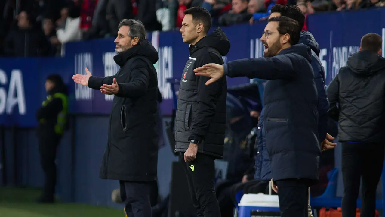 Vicente Moreno (entrenador CA Osasuna) y José Bodalás (entrenador Getafe CF) durante el partido de La Liga EA Sports entre CA Osasuna y Getafe CF disputado en el estadio de El Sadar en Pamplona. IÑIGO ALZUGARAY