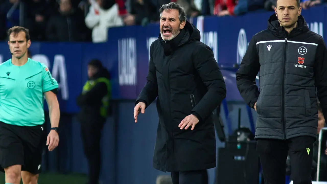Vicente Moreno (entrenador CA Osasuna) durante el partido de La Liga EA Sports entre CA Osasuna y Getafe CF disputado en el estadio de El Sadar en Pamplona. IÑIGO ALZUGARAY