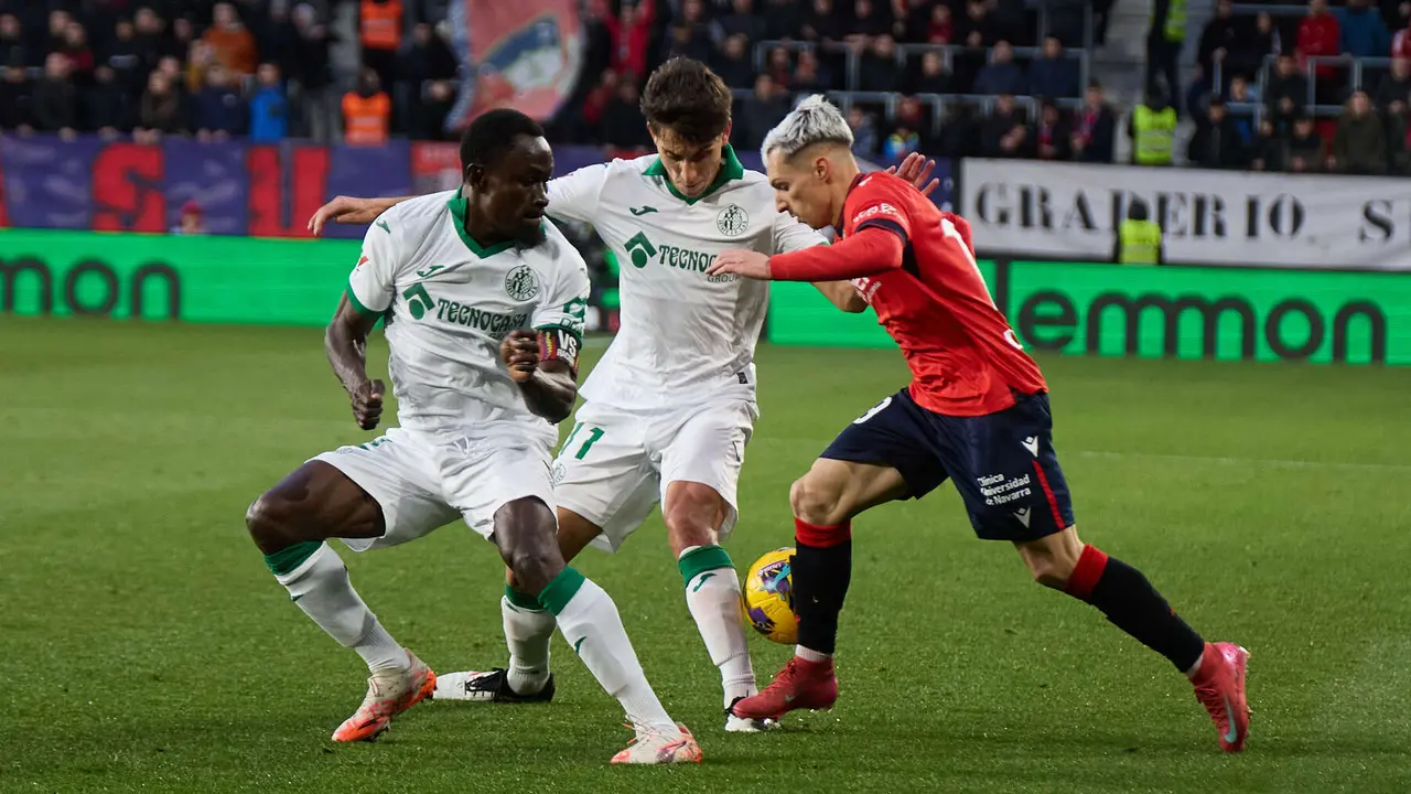 Djené Dakonam (2. Getafe CF), Kike Barja (11. CA Osasuna) y Bryan Zaragoza (19. CA Osasuna) durante el partido de La Liga EA Sports entre CA Osasuna y Getafe CF disputado en el estadio de El Sadar en Pamplona. IÑIGO ALZUGARAY