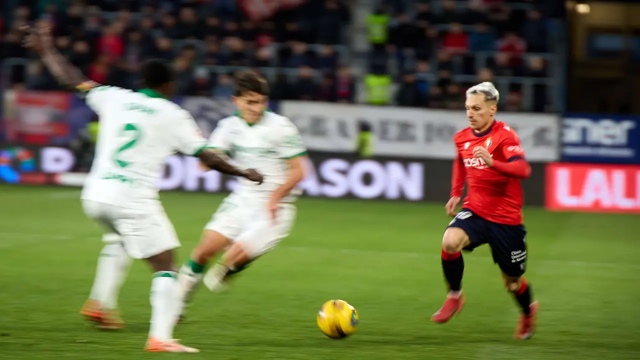 Bryan Zaragoza (19. CA Osasuna) durante el partido de La Liga EA Sports entre CA Osasuna y Getafe CF disputado en el estadio de El Sadar en Pamplona. IÑIGO ALZUGARAY