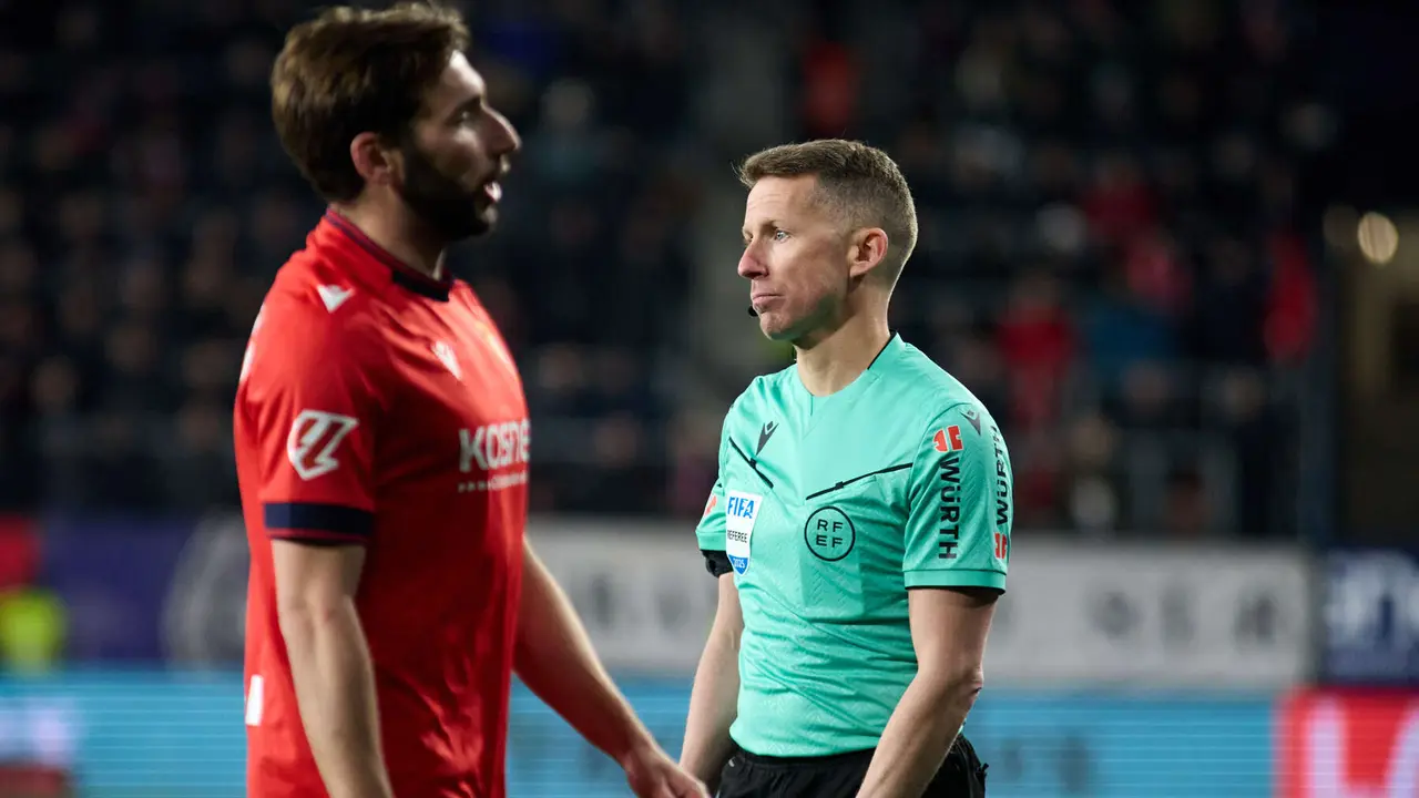 Jon Moncayola (7. CA Osasuna) y Alejandro Hernández Hernández (árbitro del partido) durante el partido de La Liga EA Sports entre CA Osasuna y Getafe CF disputado en el estadio de El Sadar en Pamplona. IÑIGO ALZUGARAY