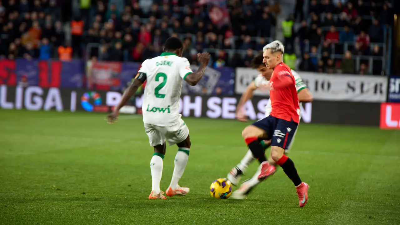 Djené Dakonam (2. Getafe CF), Ramon Terrats (11. Getafe CF) y Bryan Zaragoza (19. CA Osasuna) durante el partido de La Liga EA Sports entre CA Osasuna y Getafe CF disputado en el estadio de El Sadar en Pamplona. IÑIGO ALZUGARAY