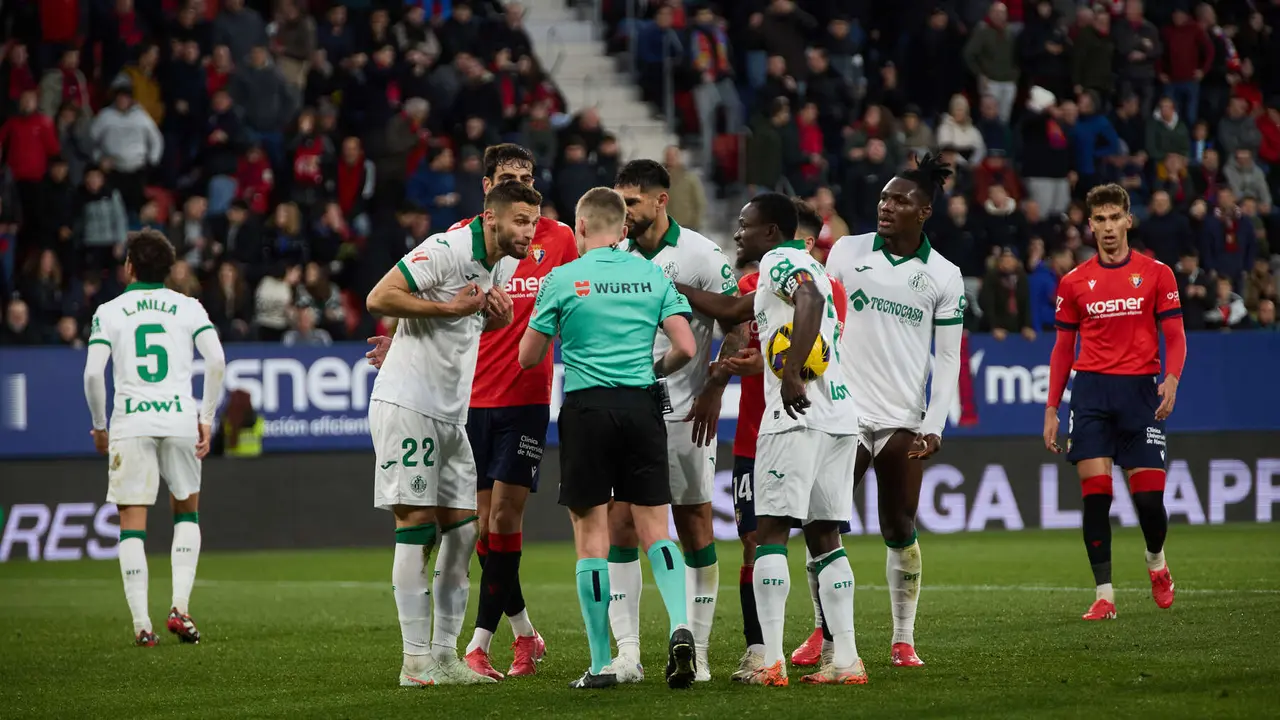 Partido de La Liga EA Sports entre CA Osasuna y Getafe CF disputado en el estadio de El Sadar en Pamplona. IÑIGO ALZUGARAY