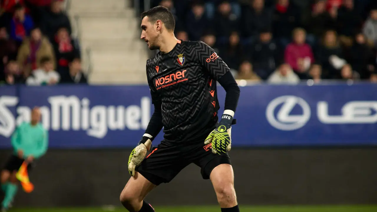 Sergio Herrera (1. CA Osasuna) durante el partido de La Liga EA Sports entre CA Osasuna y Getafe CF disputado en el estadio de El Sadar en Pamplona. IÑIGO ALZUGARAY