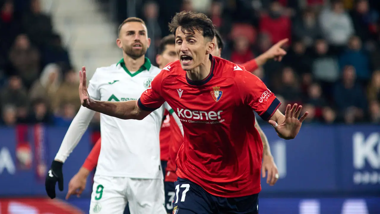 Borja Mayoral (9. Getafe CF) y Ante Budimir (17. CA Osasuna) durante el partido de La Liga EA Sports entre CA Osasuna y Getafe CF disputado en el estadio de El Sadar en Pamplona. IÑIGO ALZUGARAY