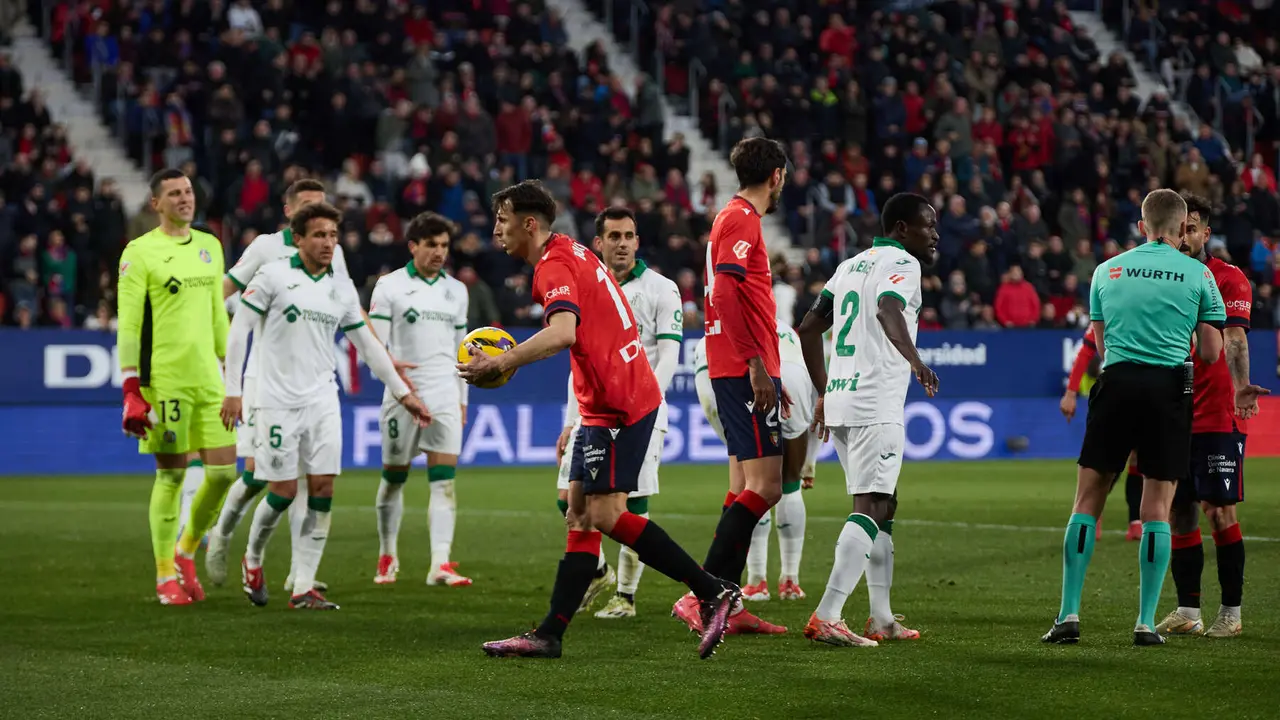 Partido de La Liga EA Sports entre CA Osasuna y Getafe CF disputado en el estadio de El Sadar en Pamplona. IÑIGO ALZUGARAY
