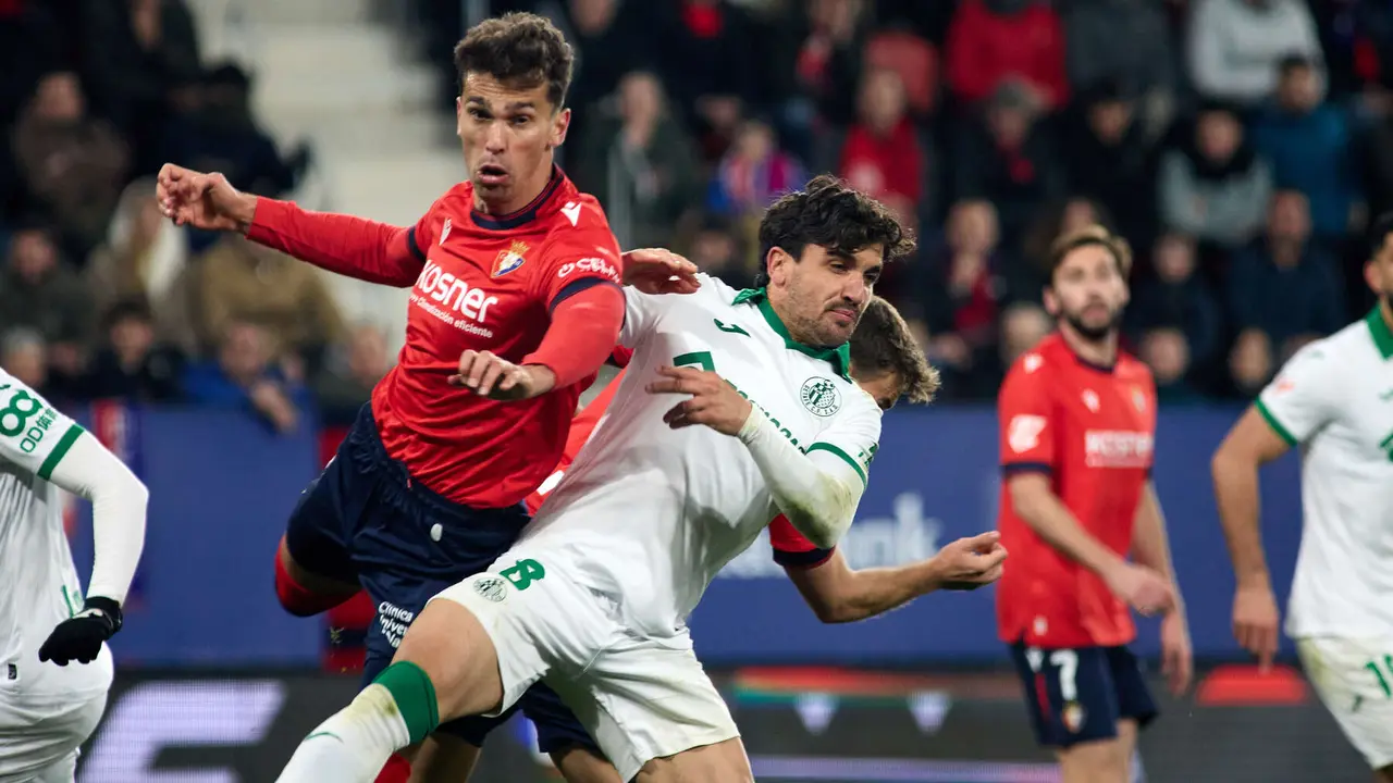 Lucas Torró (6. CA Osasuna) y Mauro Arambarri (8. Getafe CF) durante el partido de La Liga EA Sports entre CA Osasuna y Getafe CF disputado en el estadio de El Sadar en Pamplona. IÑIGO ALZUGARAY