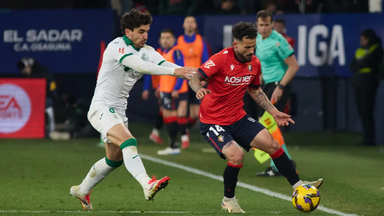Mauro Arambarri (8. Getafe CF) y Rubén García (14. CA Osasuna) durante el partido de La Liga EA Sports entre CA Osasuna y Getafe CF disputado en el estadio de El Sadar en Pamplona. IÑIGO ALZUGARAY