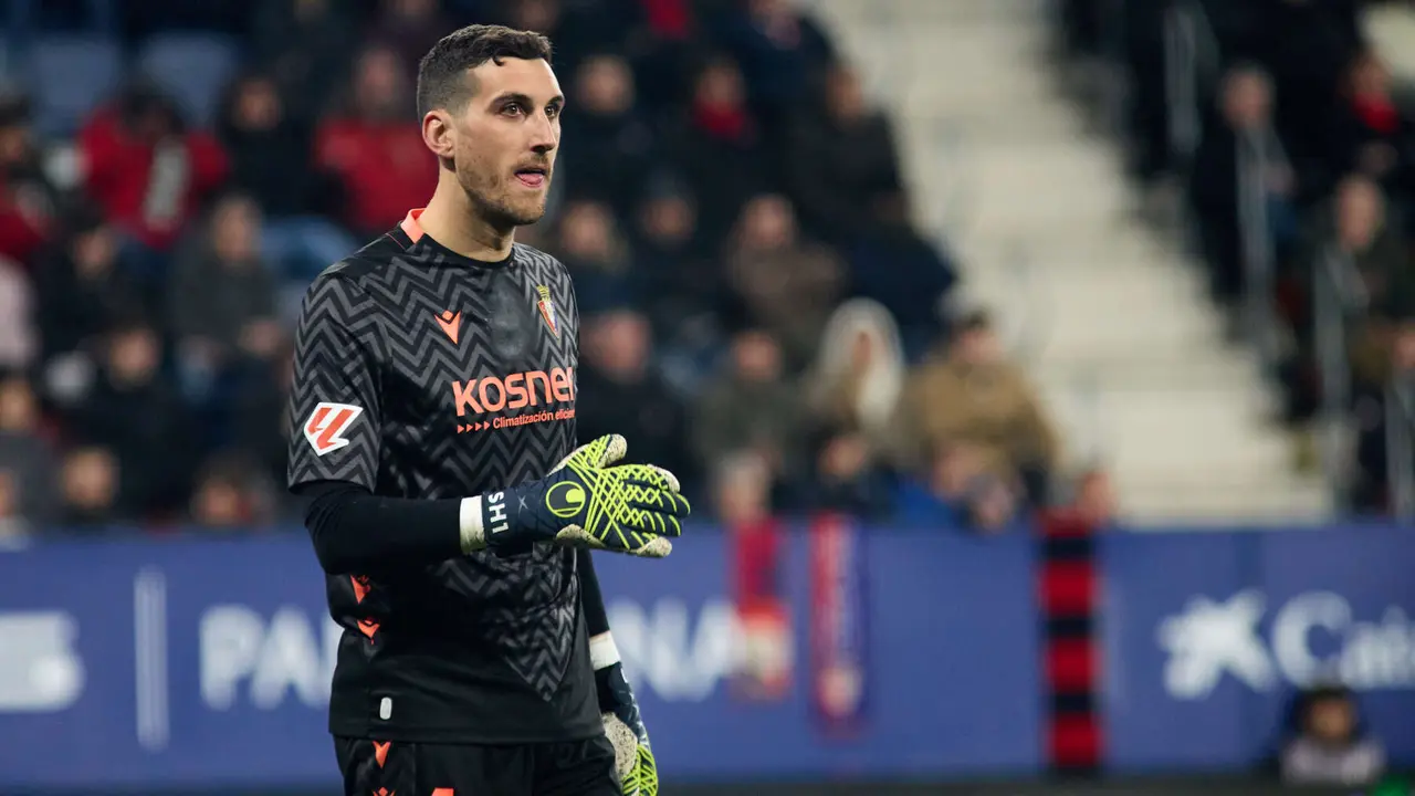 Sergio Herrera (1. CA Osasuna) durante el partido de La Liga EA Sports entre CA Osasuna y Getafe CF disputado en el estadio de El Sadar en Pamplona. IÑIGO ALZUGARAY