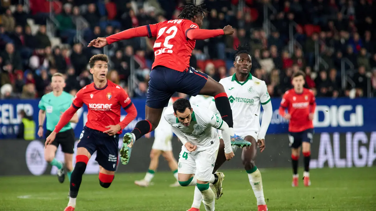 Lucas Torró (6. CA Osasuna), Juan Berrocal (4. Getafe CF), Enzo Boyomo (22. CA Osasuna) y Christantus Uche (6. Getafe CF) durante el partido de La Liga EA Sports entre CA Osasuna y Getafe CF disputado en el estadio de El Sadar en Pamplona. IÑIGO ALZUGARAY