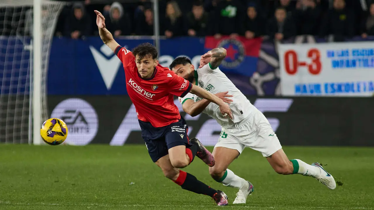 Ante Budimir (17. CA Osasuna) y Omar Alderete (15. Getafe CF) durante el partido de La Liga EA Sports entre CA Osasuna y Getafe CF disputado en el estadio de El Sadar en Pamplona. IÑIGO ALZUGARAY