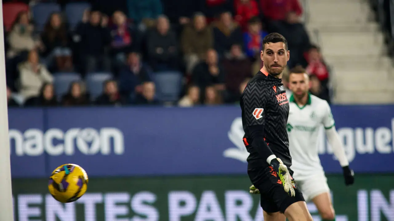 Sergio Herrera (1. CA Osasuna) durante el partido de La Liga EA Sports entre CA Osasuna y Getafe CF disputado en el estadio de El Sadar en Pamplona. IÑIGO ALZUGARAY