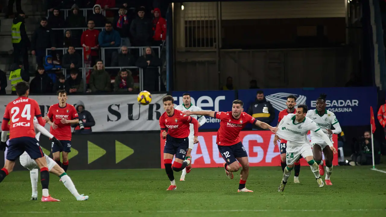 Partido de La Liga EA Sports entre CA Osasuna y Getafe CF disputado en el estadio de El Sadar en Pamplona. IÑIGO ALZUGARAY