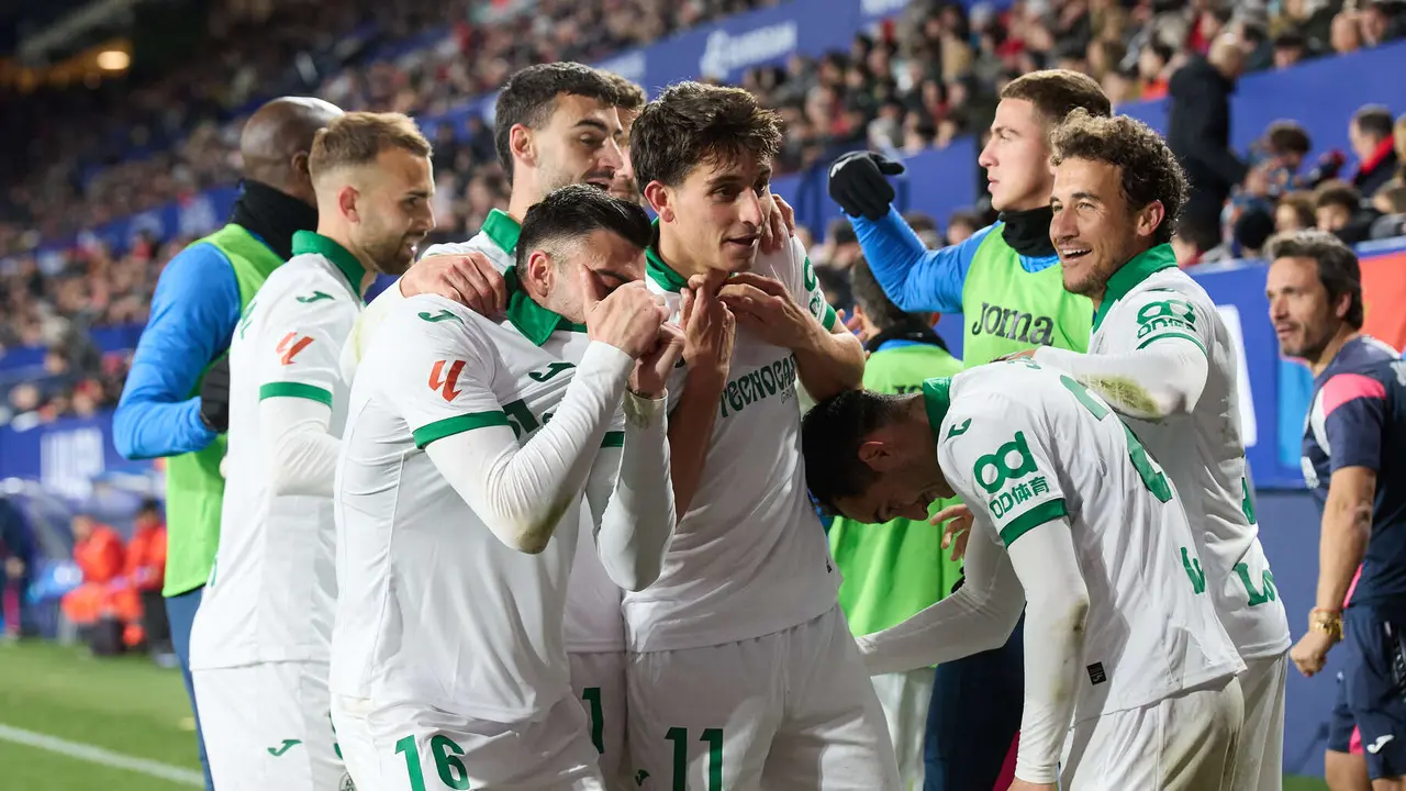 Los jugadores del Getafe CF celebran el gol de Ramon Terrats (1-2) durante el partido de La Liga EA Sports entre CA Osasuna y Getafe CF disputado en el estadio de El Sadar en Pamplona. IÑIGO ALZUGARAY