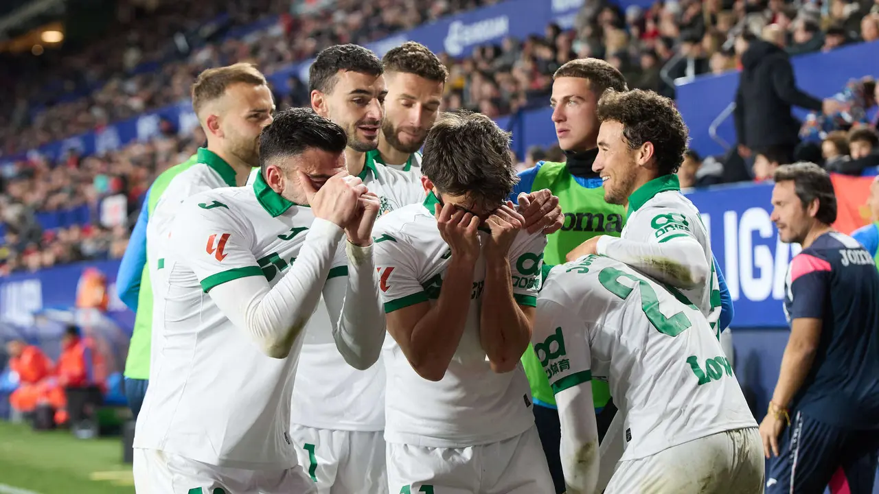 Los jugadores del Getafe CF celebran el gol de Ramon Terrats (1-2) durante el partido de La Liga EA Sports entre CA Osasuna y Getafe CF disputado en el estadio de El Sadar en Pamplona. IÑIGO ALZUGARAY