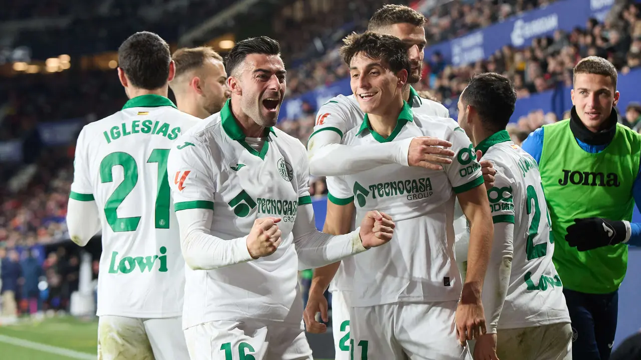 Los jugadores del Getafe CF celebran el gol de Ramon Terrats (1-2) durante el partido de La Liga EA Sports entre CA Osasuna y Getafe CF disputado en el estadio de El Sadar en Pamplona. IÑIGO ALZUGARAY