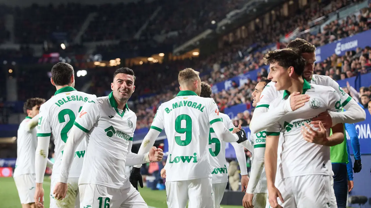 Los jugadores del Getafe CF celebran el gol de Ramon Terrats (1-2) durante el partido de La Liga EA Sports entre CA Osasuna y Getafe CF disputado en el estadio de El Sadar en Pamplona. IÑIGO ALZUGARAY