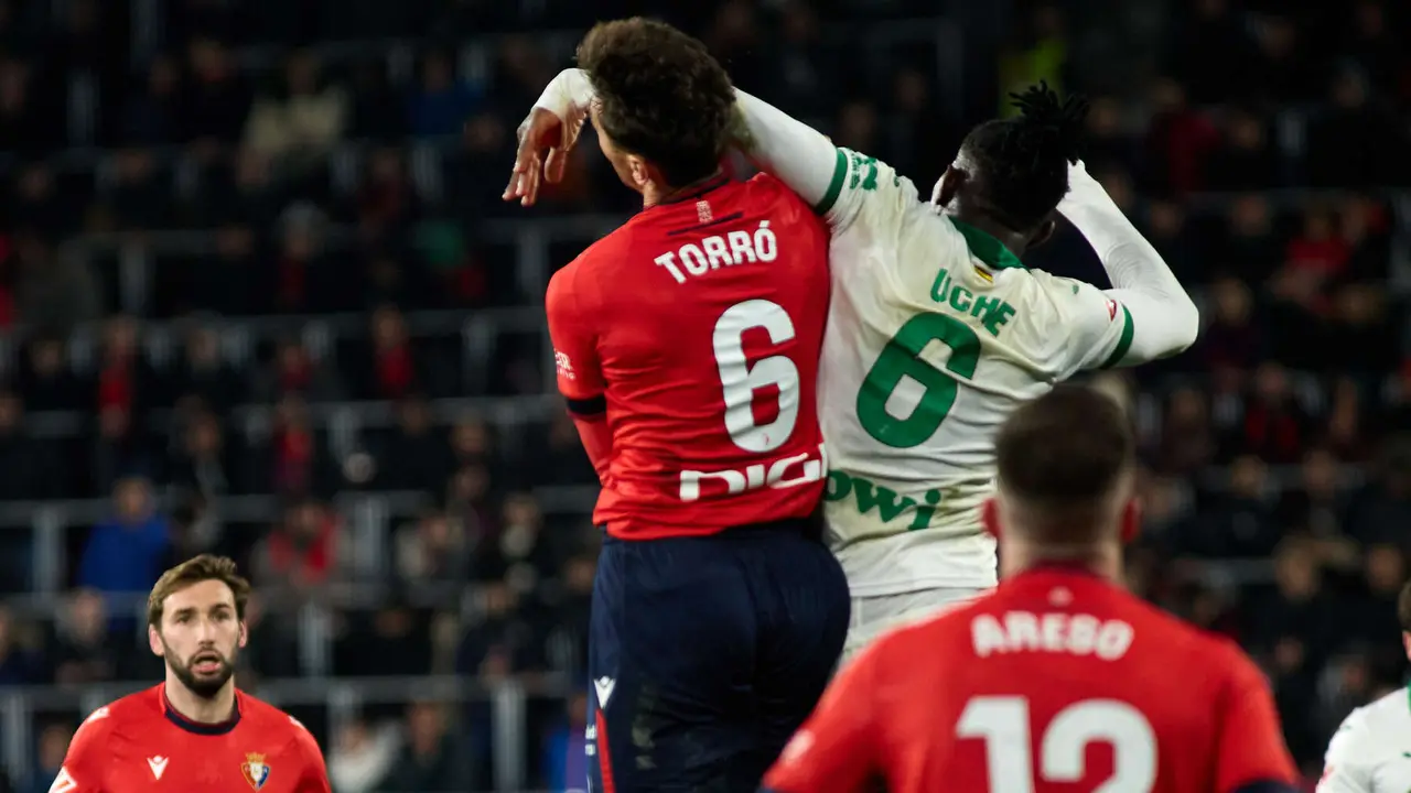 Lucas Torró (6. CA Osasuna) y Christantus Uche (6. Getafe CF) durante el partido de La Liga EA Sports entre CA Osasuna y Getafe CF disputado en el estadio de El Sadar en Pamplona. IÑIGO ALZUGARAY