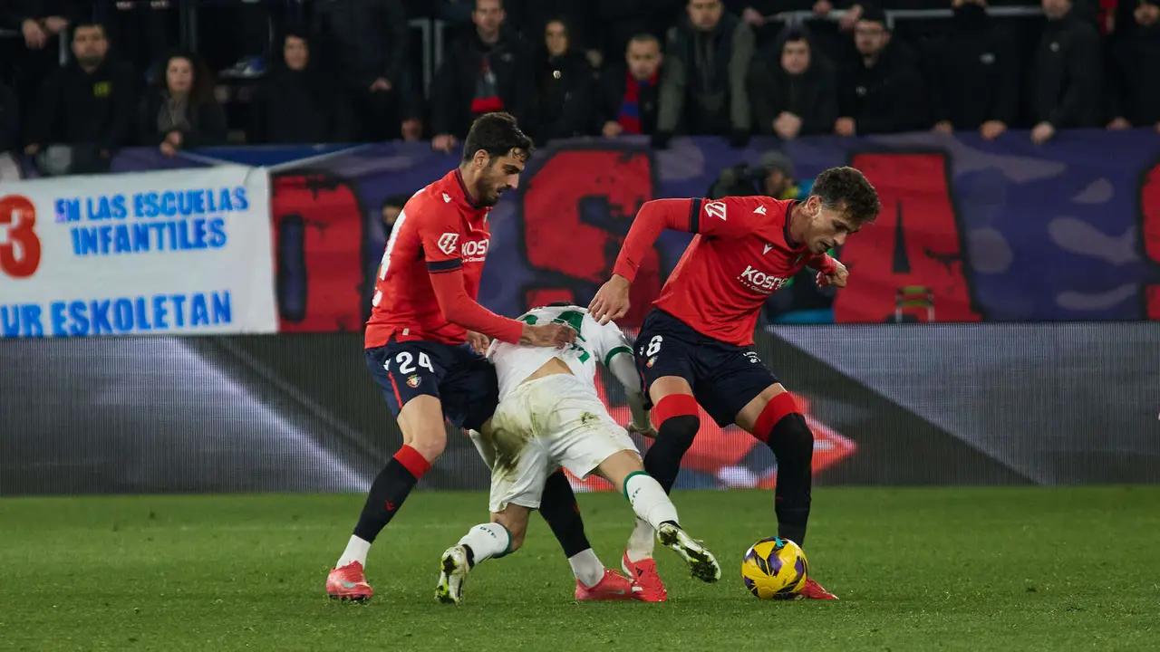 Alejandro Catena (24. CA Osasuna), Juanmi Jiménez (24. Getafe CF) y Lucas Torró (6. CA Osasuna) durante el partido de La Liga EA Sports entre CA Osasuna y Getafe CF disputado en el estadio de El Sadar en Pamplona. IÑIGO ALZUGARAY