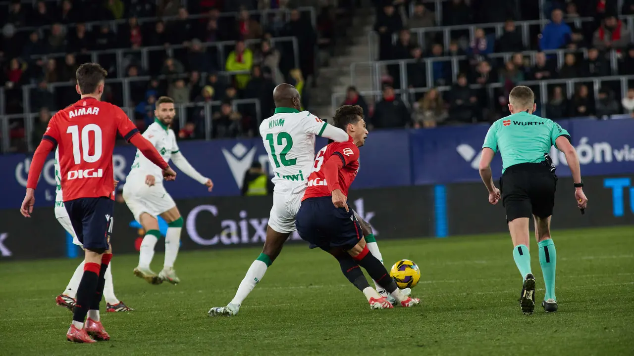 Partido de La Liga EA Sports entre CA Osasuna y Getafe CF disputado en el estadio de El Sadar en Pamplona. IÑIGO ALZUGARAY