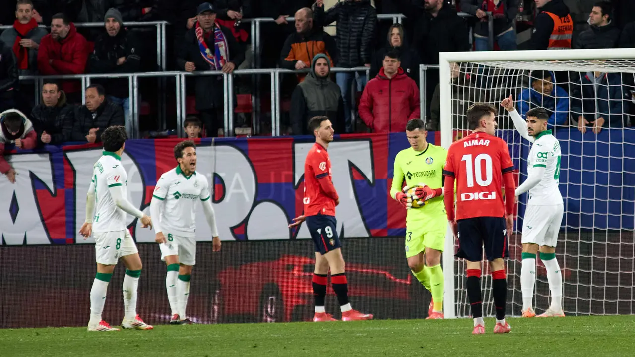Partido de La Liga EA Sports entre CA Osasuna y Getafe CF disputado en el estadio de El Sadar en Pamplona. IÑIGO ALZUGARAY