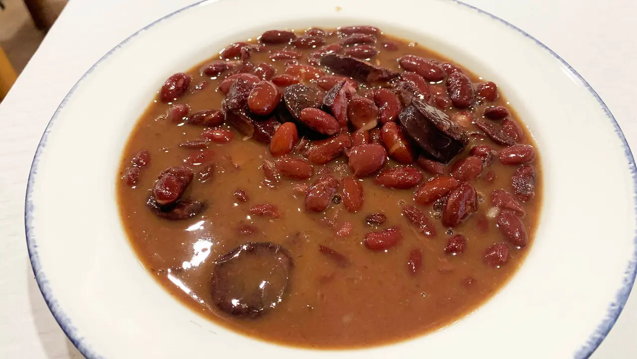 Plato de alubias rojas en el bar restaurante del camping Acedo. Navarra.com