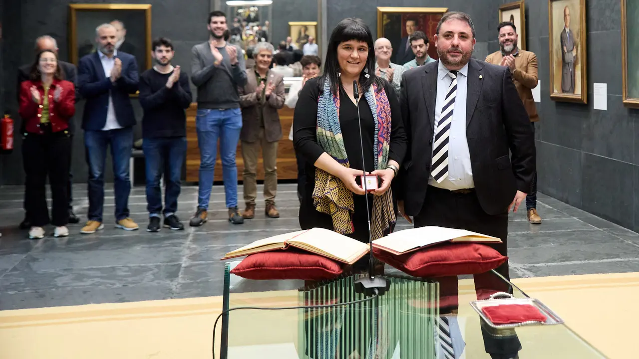 Toma de posesión de Oihana Gallo San Román como nueva parlamentaria foral de EH Bildu tras la renuncia de Arantza Izurdiaga. IÑIGO ALZUGARAY