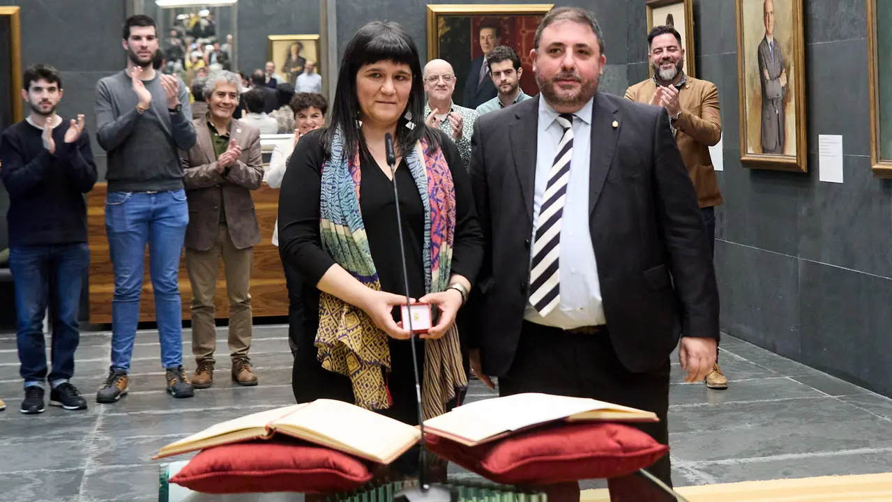 Toma de posesión de Oihana Gallo San Román como nueva parlamentaria foral de EH Bildu tras la renuncia de Arantza Izurdiaga. IÑIGO ALZUGARAY