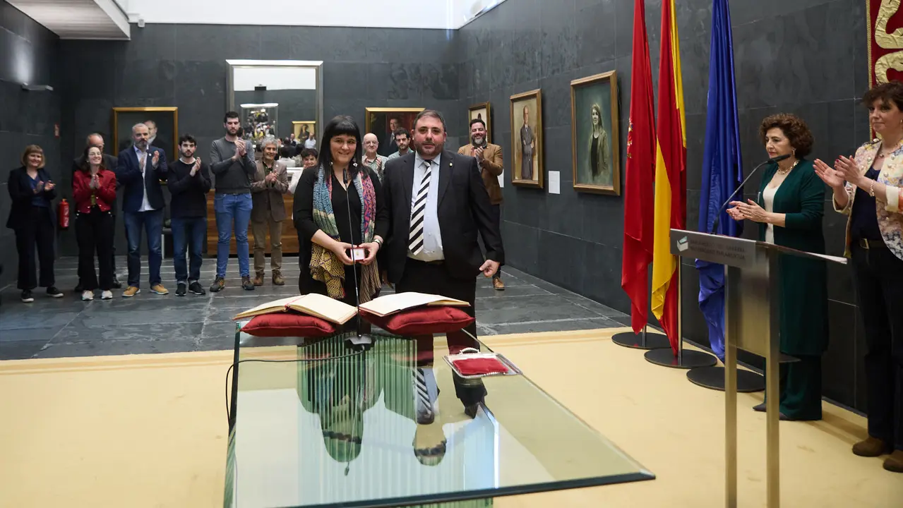 Toma de posesión de Oihana Gallo San Román como nueva parlamentaria foral de EH Bildu tras la renuncia de Arantza Izurdiaga. IÑIGO ALZUGARAY