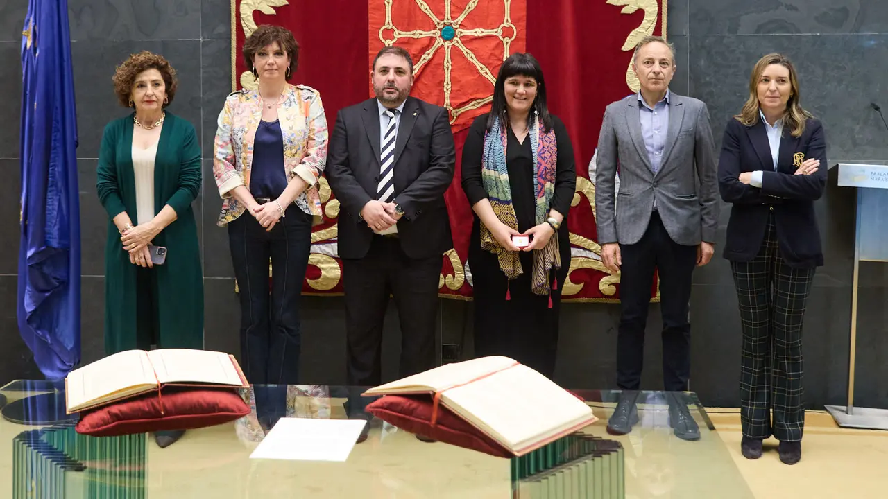 Toma de posesión de Oihana Gallo San Román como nueva parlamentaria foral de EH Bildu tras la renuncia de Arantza Izurdiaga. IÑIGO ALZUGARAY
