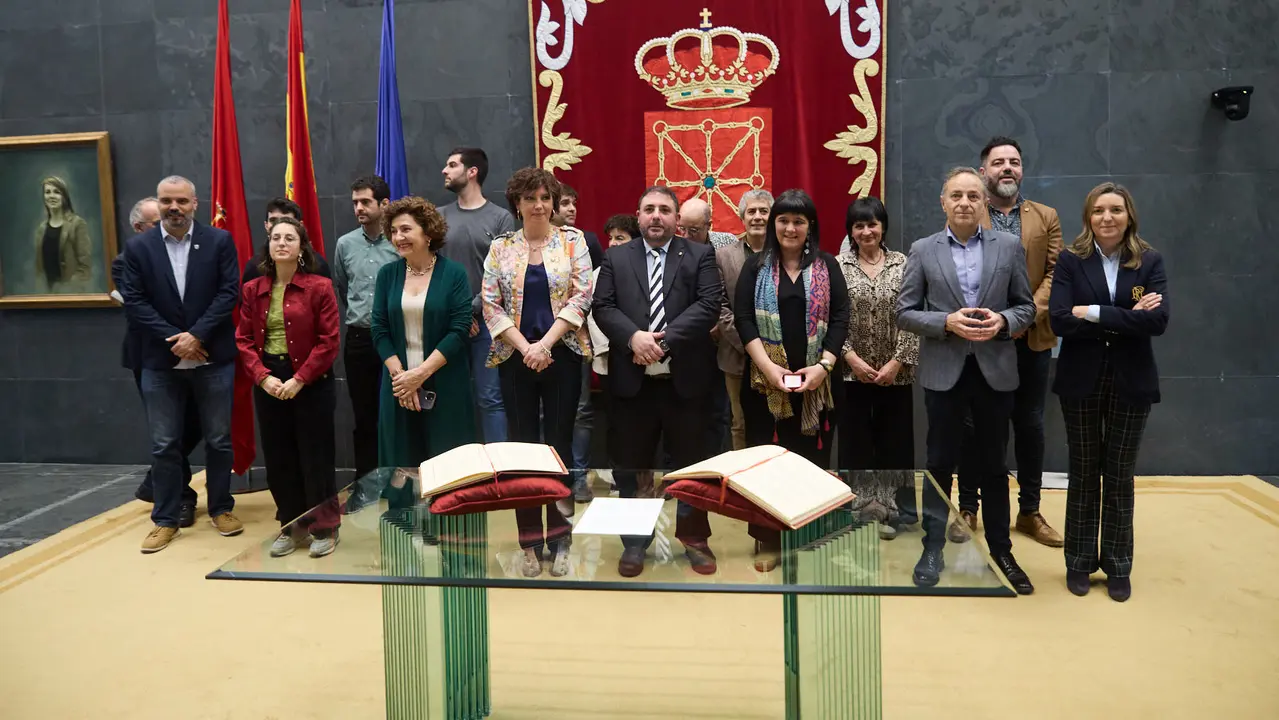 Toma de posesión de Oihana Gallo San Román como nueva parlamentaria foral de EH Bildu tras la renuncia de Arantza Izurdiaga. IÑIGO ALZUGARAY