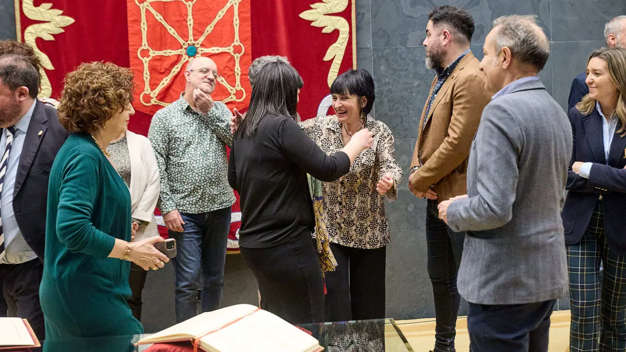 Toma de posesión de Oihana Gallo San Román como nueva parlamentaria foral de EH Bildu tras la renuncia de Arantza Izurdiaga. IÑIGO ALZUGARAY