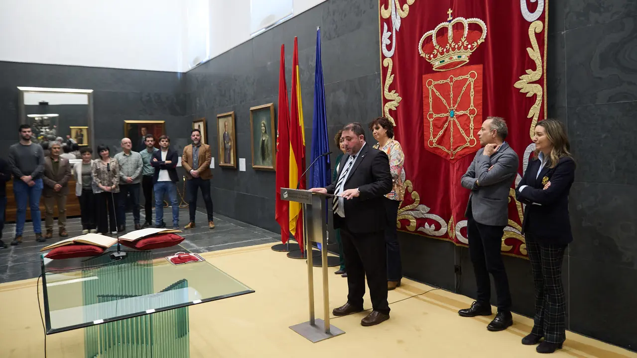 Toma de posesión de Oihana Gallo San Román como nueva parlamentaria foral de EH Bildu tras la renuncia de Arantza Izurdiaga. IÑIGO ALZUGARAY